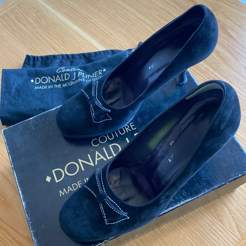 Donald J Pliner Black Suede Pumps With White Bow Topstitching Sz 8-1/2 M